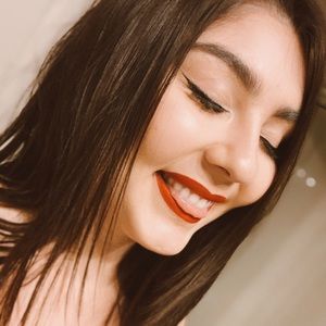 Meet your Posher, Lara